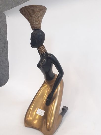 Africaine au panier, epreuve en bronze patiné...