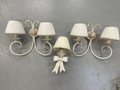 Paire d'appliques à deux feux en métal laqué...