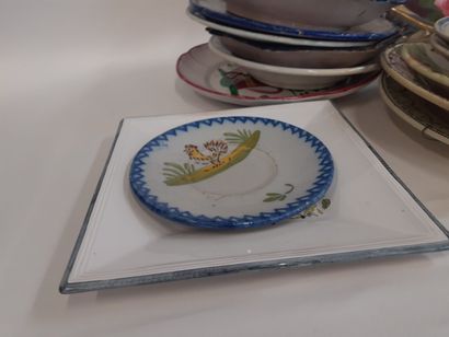 Lot d'assiettes et plats en faience 