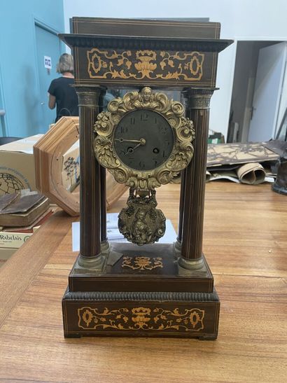 Pendule portique en bois de placage 
Epoque...