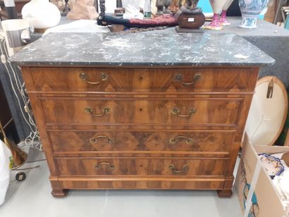 Commode en bois naturel ouvrant par trois...