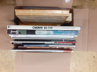 Lot de trois cartons de livres comprenant...