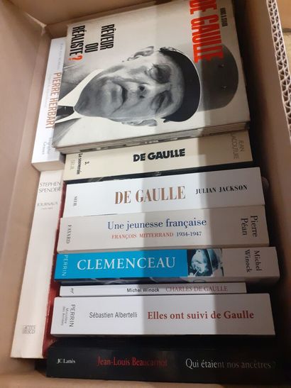 Lot de quatre cartons de livres comprenant...