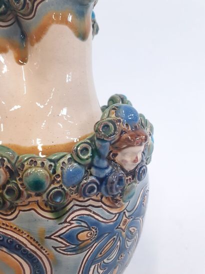 Pichet en faience 
H : 27 cm 
Signé et daté...