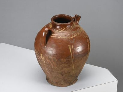Grande cruche du val de Saône, en terre vernissée,...