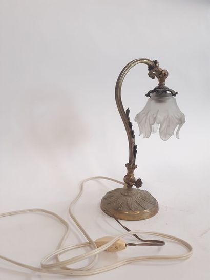Lampe de bureau en laiton et verre opalin
H...
