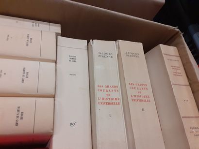 Lot de quatre cartons de livres comprenant...