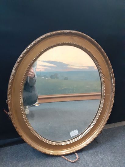 Miroir de forme ovale cadre en bois et stu...