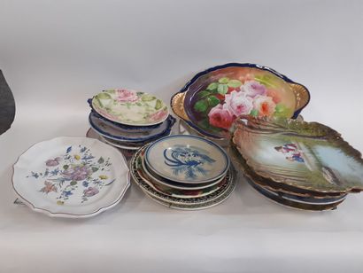 Lot d'assiettes et plats en faience 