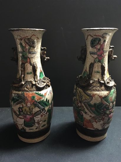 NANKIN 
Paire de vases en porcelaine polychrome...