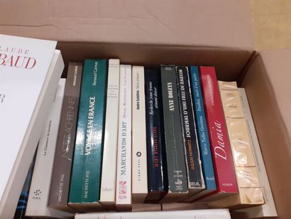 Lot de quatre cartons de livres comprenant...