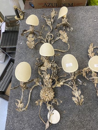 trois appliques en tole laquée à décor de...