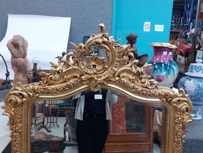 Miroir en bois et stuc doré de style Louis...