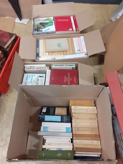 Lot de quatre cartons de livres dont des...