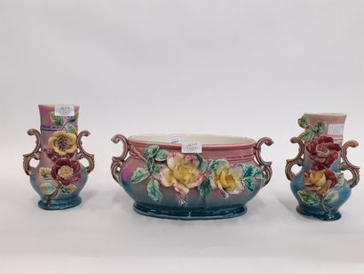 Paire de vases à décor de fleurs en relief...