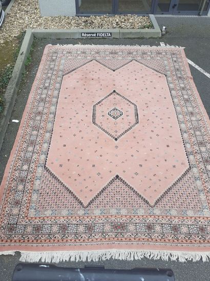 Tapis fond rose à décors géométriques
416...