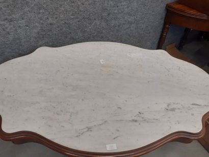 Guéridon en marbre 
H : 73 cm L : 124 cm...