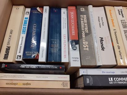 Lot de quatre cartons de livres comprenant...