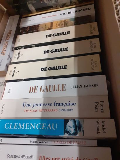 Lot de quatre cartons de livres comprenant...