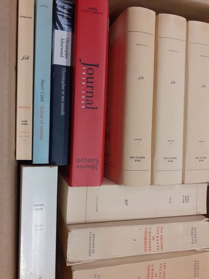 Lot de quatre cartons de livres comprenant...