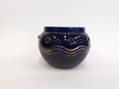 Cache pot en porcelaine à décor bleu d efour...