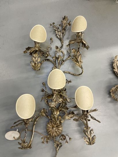 trois appliques en tole laquée à décor de...