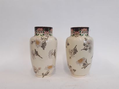 Paire de vases balustre à décor de marguerites...