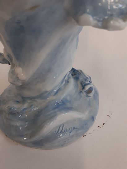 Naiade, vase en porcelaine polychrome
H :...