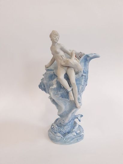 Naiade, vase en porcelaine polychrome
H :...