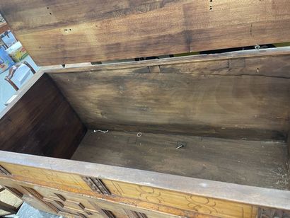 Coffre espagnol en bois naturel à facade...