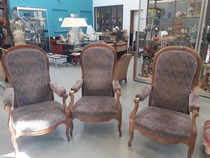 Trois fauteuils de style voltaire à crémaillère...