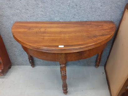 Table plateau pliant
H : 74 cm L : 114 cm...