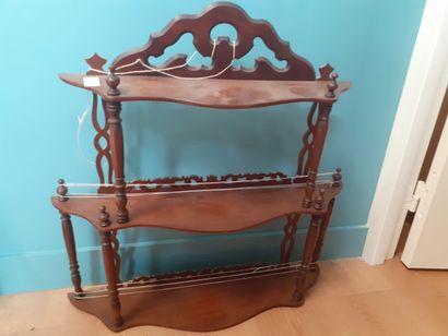 Etagère d'applique en acajou et acajou tourné...