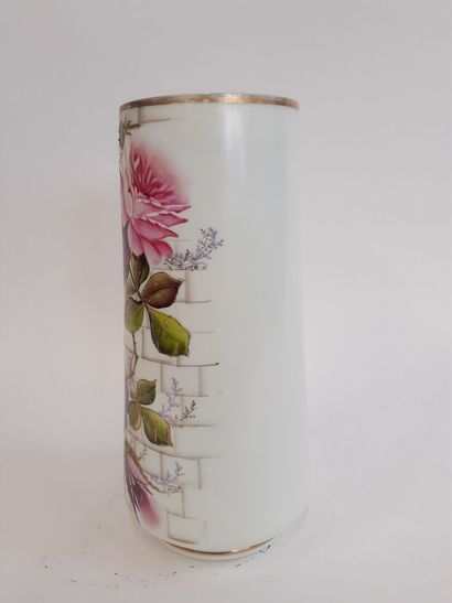 Vase en verre émaillé à décor de fleurs 
H...