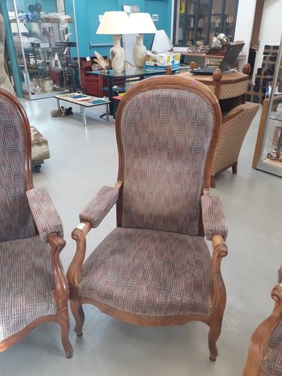 Trois fauteuils de style voltaire à crémaillère...