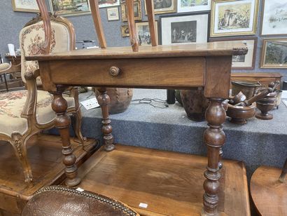 Table en noyer ouvrant par un tiroir
Pieds...