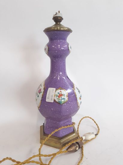 CHINE, Vase bouteille en porcelaine violette...