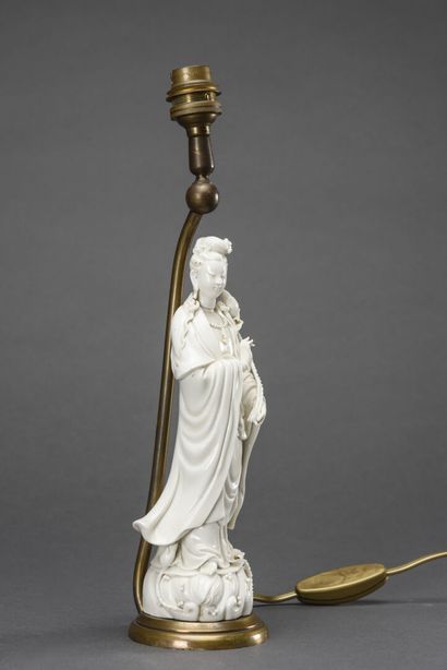 Paire de guanyin en porcelaine blanche montées...