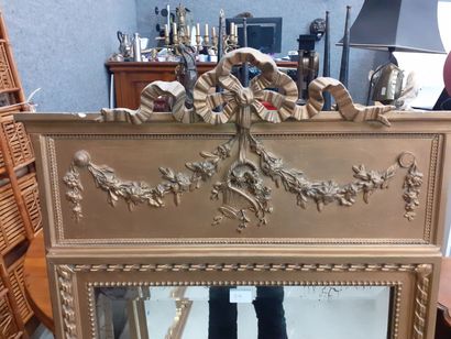 Miroir de trumeau de style Louis XVI en bois...
