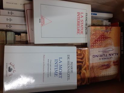 Lot de quatre cartons de livres comprenant...