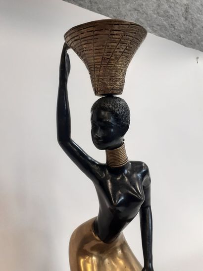 Africaine au panier, epreuve en bronze patiné...
