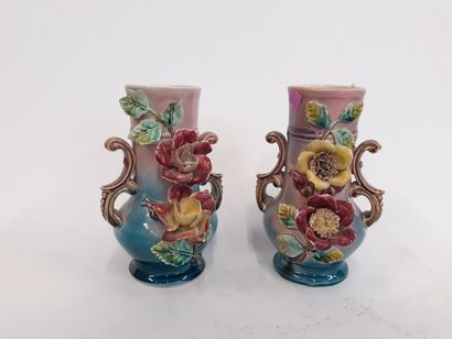 Paire de vases à décor de fleurs en relief...