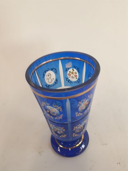 Gobelet en cristal de couleur
H : 15 cm 