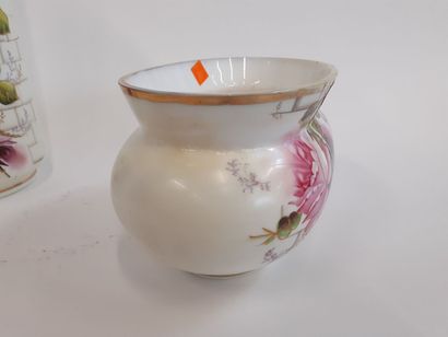Vase en verre émaillé à décor de fleurs 
H...