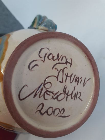 Pichet en faience 
H : 27 cm 
Signé et daté...