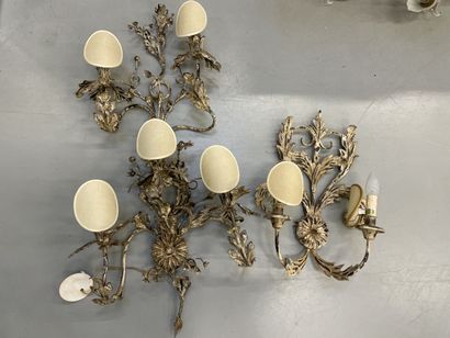 trois appliques en tole laquée à décor de...