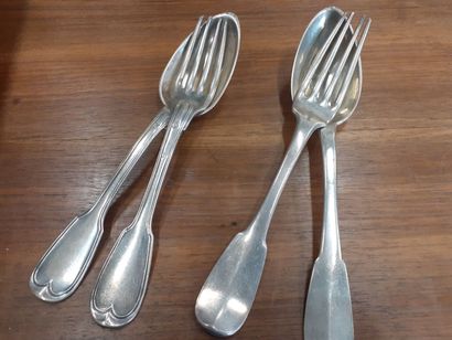 Deux paires de couverts en argent, cuillère...