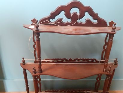 Etagère d'applique en acajou et acajou tourné...