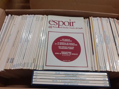Lot de quatre cartons de livres comprenant...