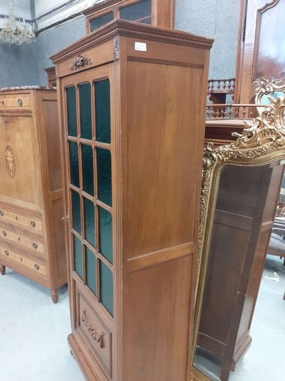 Petite vitrine en bois naturel 
161 x 64...